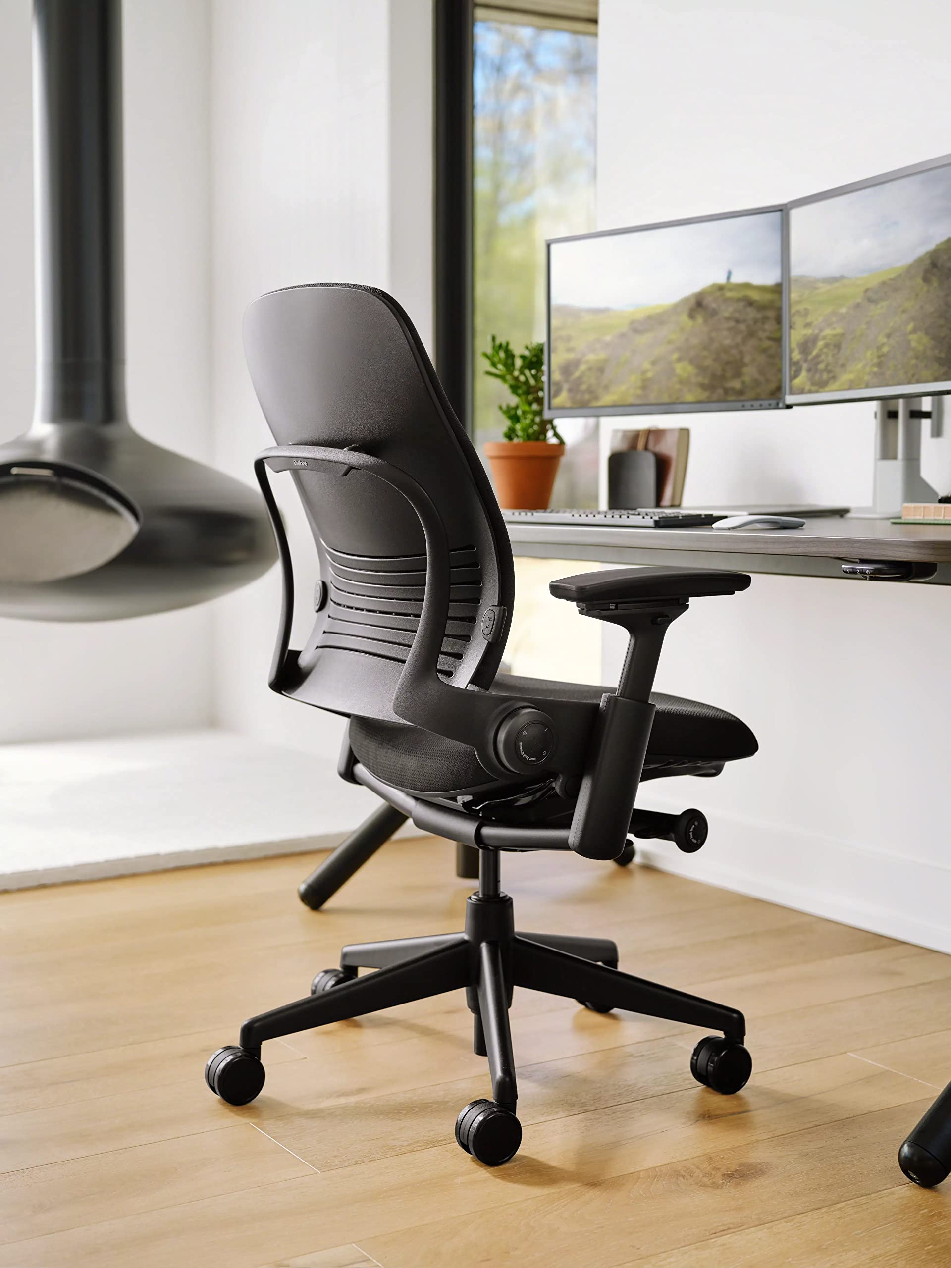 Steelcase Leap, silla de oficina ergonómica con sujeción lumbar regulable en altura y brazos regulables Ónix